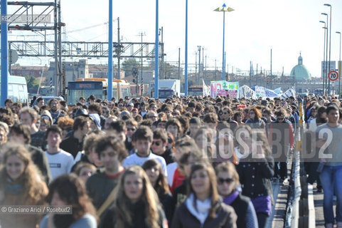 VENEZIA OTTOBRE 2008 - MANIFESTAZIONE STUDENTESCA CONTRO LA LEGGE GELMINI A PIAZZALE ROMA E SUL PONTE DELLA LIBERTA ©Graziano Arici/Rosebud2 CORTEO STUDENTE