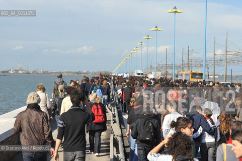 VENEZIA OTTOBRE 2008 - MANIFESTAZIONE STUDENTESCA CONTRO LA LEGGE GELMINI A PIAZZALE ROMA E SUL PONTE DELLA LIBERTA ©Graziano Arici/Rosebud2 CORTEO STUDENTE