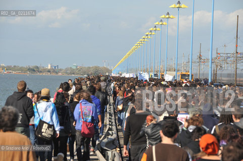 VENEZIA OTTOBRE 2008 - MANIFESTAZIONE STUDENTESCA CONTRO LA LEGGE GELMINI A PIAZZALE ROMA E SUL PONTE DELLA LIBERTA ©Graziano Arici/Rosebud2 CORTEO STUDENTE