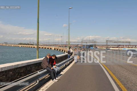 VENEZIA OTTOBRE 2008 - MANIFESTAZIONE STUDENTESCA CONTRO LA LEGGE GELMINI A PIAZZALE ROMA E SUL PONTE DELLA LIBERTA ©Graziano Arici/Rosebud2 CORTEO STUDENTE