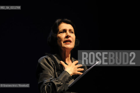 VENICE,20.02.2009.BIENNALE 2009.40th INTERNATIONAL THEATRE FESTIVAL.THE ACTRESS IRENE PAPAS DURING THE GOLDEN LION FOR LIFETIME ACHIEVEMENT AWARD CEREMONY ©MARTA BUSO/ARICI/GRAZIANERI TEATRO BIENNALE ATTRICE LEONE DORO