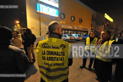 PADUA 27/02/09 : PATROLS OF CITIZENS COMMITEES AGAINST THE CRIME IN THE NIGHT STREETS ©Graziano Arici/Rosebud2 RONDA A PADOVA