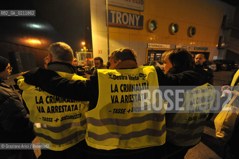 PADUA 27/02/09 : PATROLS OF CITIZENS COMMITEES AGAINST THE CRIME IN THE NIGHT STREETS ©Graziano Arici/Rosebud2 RONDA A PADOVA