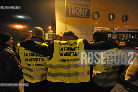 PADUA 27/02/09 : PATROLS OF CITIZENS COMMITEES AGAINST THE CRIME IN THE NIGHT STREETS ©Graziano Arici/Rosebud2 RONDA A PADOVA