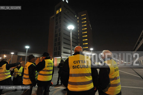 PADUA 27/02/09 : PATROLS OF CITIZENS COMMITEES AGAINST THE CRIME IN THE NIGHT STREETS ©Graziano Arici/Rosebud2 RONDA A PADOVA