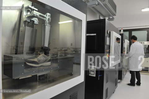 MONTEBELLUNA (TREVISO) - THE GEOX SHOES FACTORY ©Graziano Arici/Rosebud2 SCARPE POLEGATO FABBRICA OPERAIO