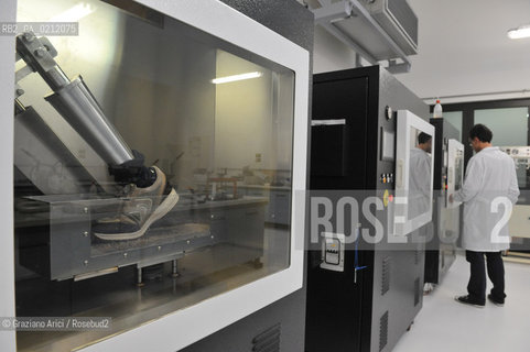 MONTEBELLUNA (TREVISO) - THE GEOX SHOES FACTORY ©Graziano Arici/Rosebud2 SCARPE POLEGATO FABBRICA OPERAIO