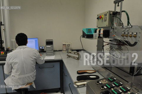 MONTEBELLUNA (TREVISO) - THE GEOX SHOES FACTORY ©Graziano Arici/Rosebud2 SCARPE POLEGATO FABBRICA OPERAIO