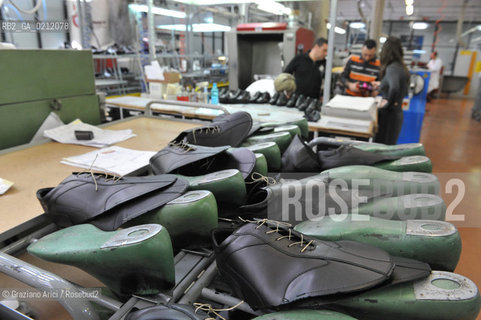 MONTEBELLUNA (TREVISO) - THE GEOX SHOES FACTORY ©Graziano Arici/Rosebud2 SCARPE POLEGATO FABBRICA OPERAIO