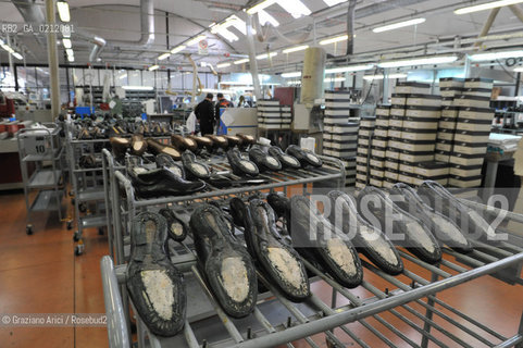 MONTEBELLUNA (TREVISO) - THE GEOX SHOES FACTORY ©Graziano Arici/Rosebud2 SCARPE POLEGATO FABBRICA OPERAIO