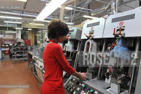 MONTEBELLUNA (TREVISO) - THE GEOX SHOES FACTORY ©Graziano Arici/Rosebud2 SCARPE POLEGATO FABBRICA OPERAIO