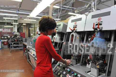 MONTEBELLUNA (TREVISO) - THE GEOX SHOES FACTORY ©Graziano Arici/Rosebud2 SCARPE POLEGATO FABBRICA OPERAIO