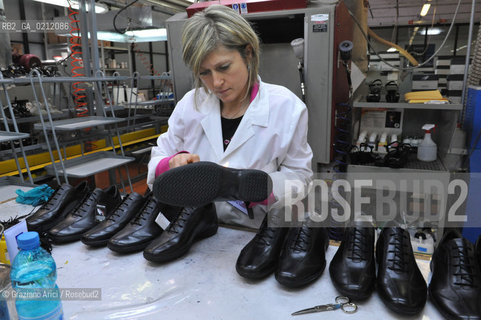 MONTEBELLUNA (TREVISO) - THE GEOX SHOES FACTORY ©Graziano Arici/Rosebud2 SCARPE POLEGATO FABBRICA OPERAIO