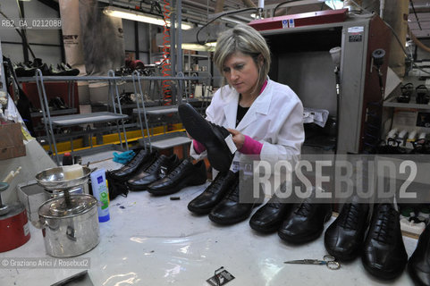 MONTEBELLUNA (TREVISO) - THE GEOX SHOES FACTORY ©Graziano Arici/Rosebud2 SCARPE POLEGATO FABBRICA OPERAIO
