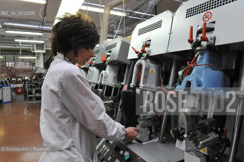 MONTEBELLUNA (TREVISO) - THE GEOX SHOES FACTORY ©Graziano Arici/Rosebud2 SCARPE POLEGATO FABBRICA OPERAIO