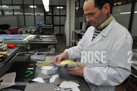 MONTEBELLUNA (TREVISO) - THE GEOX SHOES FACTORY ©Graziano Arici/Rosebud2 SCARPE POLEGATO FABBRICA OPERAIO