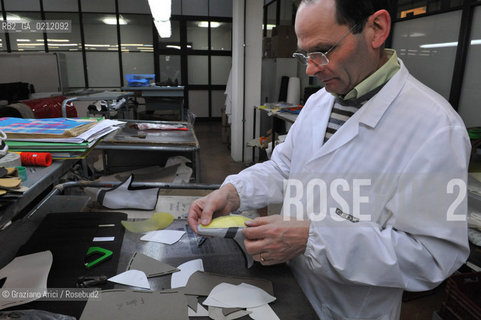 MONTEBELLUNA (TREVISO) - THE GEOX SHOES FACTORY ©Graziano Arici/Rosebud2 SCARPE POLEGATO FABBRICA OPERAIO