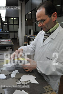 MONTEBELLUNA (TREVISO) - THE GEOX SHOES FACTORY ©Graziano Arici/Rosebud2 SCARPE POLEGATO FABBRICA OPERAIO