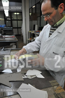MONTEBELLUNA (TREVISO) - THE GEOX SHOES FACTORY ©Graziano Arici/Rosebud2 SCARPE POLEGATO FABBRICA OPERAIO