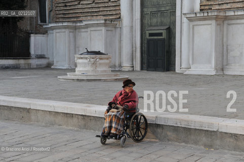 VENEZIA OTTOBRE 2008 - PERSONA ANZIANA AGED PEOPLE CON BADANTE CANAL GRANDE  ©Graziano Arici/Rosebud2