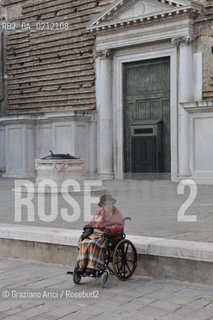 VENEZIA OTTOBRE 2008 - PERSONA ANZIANA AGED PEOPLE CON BADANTE CANAL GRANDE  ©Graziano Arici/Rosebud2
