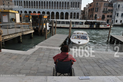VENEZIA OTTOBRE 2008 - PERSONA ANZIANA AGED PEOPLE CON BADANTE CANAL GRANDE  ©Graziano Arici/Rosebud2