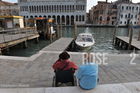 VENEZIA OTTOBRE 2008 - PERSONA ANZIANA AGED PEOPLE CON BADANTE CANAL GRANDE  ©Graziano Arici/Rosebud2