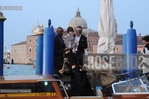 VENICE, 24.04.2009. PRIVATE PARTY IN THE PUNTA DELLA DOGANA CONTEMPORARY ART CENTRE ON THE OCCASION OF THE MARRIAGE OF THE ACTRESS SALMA HAYEK WITH THE FRENCH BUSINESS MAN FRANCOIS-HENRI PINAULT : SALMA HAYEK AND FRANCOIS-HENRI PINAULT WITH THE CHILDREN © MARTABUSO/ARICI