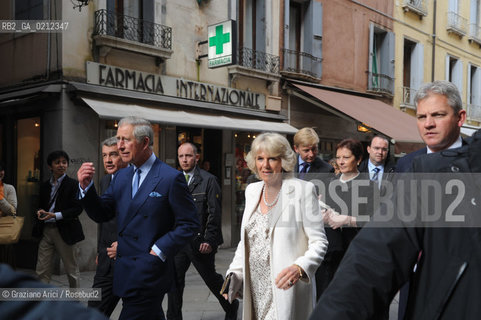 VENICE 28/04/09 - CHARLES, THE PRINCE OF WALES AND CAMILLA, DUCHESS OF CORNWALL VISITING LA FENICE THEATRE IN VENICE © MARTA BUSO/ARICI/GRAZIA NERI PRINCIPE NOBILE GALLES