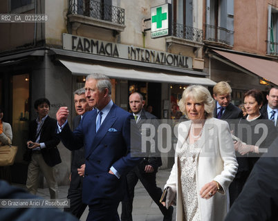 VENICE 28/04/09 - CHARLES, THE PRINCE OF WALES AND CAMILLA, DUCHESS OF CORNWALL VISITING LA FENICE THEATRE IN VENICE © MARTA BUSO/ARICI/GRAZIA NERI PRINCIPE NOBILE GALLES