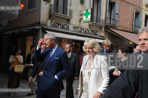 VENICE 28/04/09 - CHARLES, THE PRINCE OF WALES AND CAMILLA, DUCHESS OF CORNWALL VISITING LA FENICE THEATRE IN VENICE © MARTA BUSO/ARICI/GRAZIA NERI PRINCIPE NOBILE GALLES