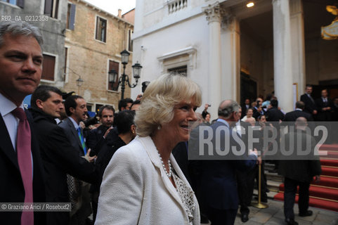 VENICE 28/04/09 - CHARLES, THE PRINCE OF WALES AND CAMILLA, DUCHESS OF CORNWALL VISITING LA FENICE THEATRE IN VENICE © MARTA BUSO/ARICI/GRAZIA NERI PRINCIPE NOBILE GALLES