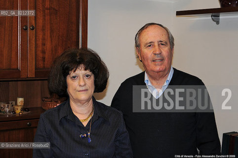 THE PRINCE OF WALES VISITING A LITTLE OLD HOUSE IN VENICE RESTORED BY IN PERIL FOUND AND UNESCO - ARICI/GRAZIA NERI PRINCIPE NOBILE GALLES