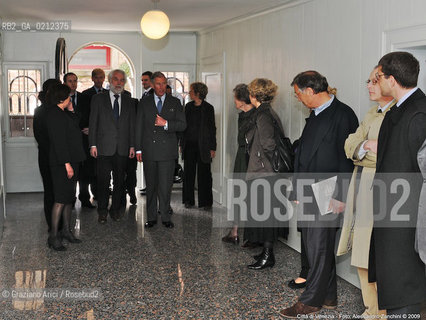 THE PRINCE OF WALES VISITING A LITTLE OLD HOUSE IN VENICE RESTORED BY IN PERIL FOUND AND UNESCO - ARICI/GRAZIA NERI PRINCIPE NOBILE GALLES