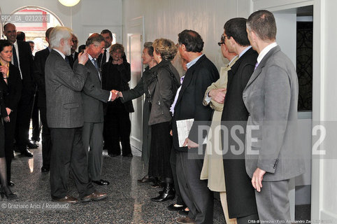 THE PRINCE OF WALES VISITING A LITTLE OLD HOUSE IN VENICE RESTORED BY IN PERIL FOUND AND UNESCO - ARICI/GRAZIA NERI PRINCIPE NOBILE GALLES