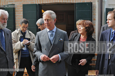 THE PRINCE OF WALES VISITING A LITTLE OLD HOUSE IN VENICE RESTORED BY IN PERIL FOUND AND UNESCO - ARICI/GRAZIA NERI PRINCIPE NOBILE GALLES