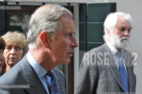THE PRINCE OF WALES VISITING A LITTLE OLD HOUSE IN VENICE RESTORED BY IN PERIL FOUND AND UNESCO - ARICI/GRAZIA NERI PRINCIPE NOBILE GALLES