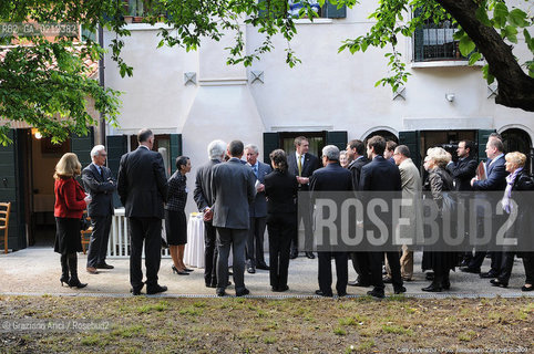 THE PRINCE OF WALES VISITING A LITTLE OLD HOUSE IN VENICE RESTORED BY IN PERIL FOUND AND UNESCO - ARICI/GRAZIA NERI PRINCIPE NOBILE GALLES