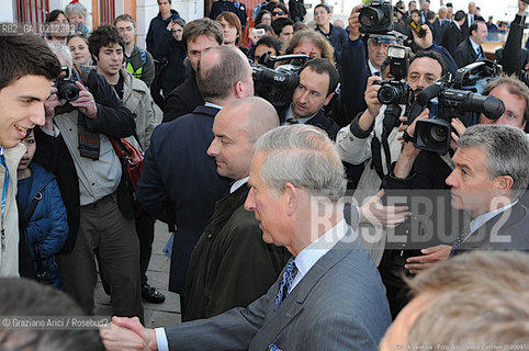 THE PRINCE OF WALES VISITING A LITTLE OLD HOUSE IN VENICE RESTORED BY IN PERIL FOUND AND UNESCO - ARICI/GRAZIA NERI PRINCIPE NOBILE GALLES