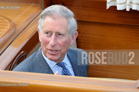 THE PRINCE OF WALES VISITING A LITTLE OLD HOUSE IN VENICE RESTORED BY IN PERIL FOUND AND UNESCO - ARICI/GRAZIA NERI PRINCIPE NOBILE GALLES