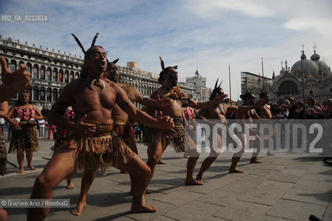 VENICE,03.06.2009. 53 RD INTERNATIONAL ART EXHIBITION BIENNALE MAKING WORLDS: TRADITIONAL MAORI GROUP PERFORMANCE IN SAN MARCO SQUARE © MARTABUSO/ARICI/GRAZIANERI