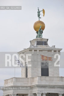 VENICE,04.06.2009. THE NEW CONTEMPORARY ART CENTRE- FRANCOIS PINAULT FOUNDATION AT PUNTA DELLA DOGANA : THE BRETON AND VENITIAN FLAGS ©Graziano Arici/Rosebud2 BANDIERA ARTE