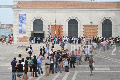 05.06.2009. THE NEW CONTEMPORARY ART CENTRE- FRANCOIS PINAULT FOUNDATION AT PUNTA DELLA DOGANA : THE NEW MODERN ART MUSEUM IN VENICE - VISITORS ©Graziano Arici/Rosebud2 ARTE MUSEO