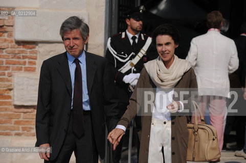 VENICE,04.06.2009.  THE OPENING OF THE NEW CONTEMPORARY ART CENTRE- FRANCOIS PINAULT FOUNDATION AT PUNTA DELLA DOGANA.EXHIBITION MAPPING THE STUDIO. ALAIN MINC AND HIS WIFE. © MARTABUSO/ARICI/GRAZIANERI
