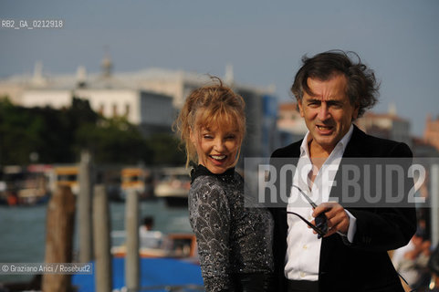 VENICE,04.06.2009.  THE OPENING OF THE NEW CONTEMPORARY ART CENTRE- FRANCOIS PINAULT FOUNDATION AT PUNTA DELLA DOGANA.EXHIBITION MAPPING THE STUDIO. THE PHILOSOPHER BERNARD HENRI LEVI WITH HIS WIFE..© MARTABUSO/ARICI/GRAZIANERI