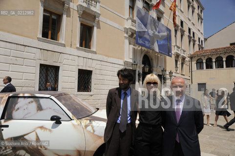 VENICE,03.06.2009. PALAZZO GRASSI. OPENING OF THE NEW CONTEMPORARY ART CENTRE- FRANCOIS PINAULT FOUNDATION AT PUNTA DELLA DOGANA:  FRANCOIS PINAULT, WITH THE CURATOR GINGER ALISON AND THE MAYOR OF VENICE MASSIMO CACCIARI DURING THE INAUGURAL EXHIBITION MAPPING THE STUDIO IN THE PALAZZO GRASSI © MARTABUSO/ARICI/GRAZIANERI