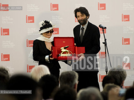 VENICE,06.06.2009. 53rd INTERNATIONAL ART EXHIBITION LA BIENNALE DI VENEZIA MAKING WORLDS. THE MAYOR OF VENICE MASSIMO CACCIARI GIVES TO YOKO ONO THE GOLDEN LION LIFETIME ACHIEVEMENT DURING THE AWARDS CEREMONY © MARTABUSO/ARICI/GRAZIANERI
