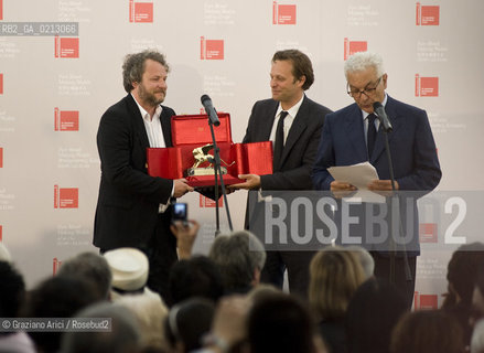 VENICE,06.06.2009. 53rd INTERNATIONAL ART EXHIBITION LA BIENNALE DI VENEZIA MAKING WORLDS. GOLDEN LION FOR THE BEST ARTIST OF THE EXHIBITION FARE MONDI  TOBIAS REHBERGER, WITH DANIEL BIRNBAUM AND PAOLO BARATTA DURING THE AWARDS CEREMONY © MARTABUSO/ARICI/GRAZIANERI