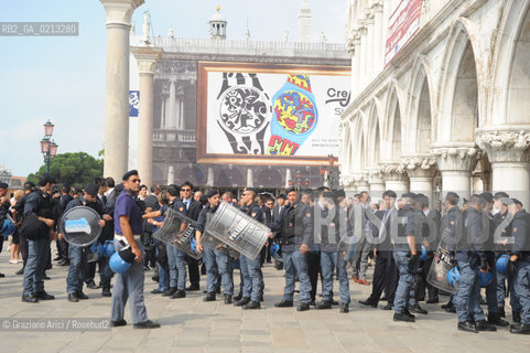 VENICE, 07.07.2009. THE PRESIDENT HU JINTAO OF PEOPLES REPUBLIC OF CHINA VISIT VENICE WITH HIS WIFE ©MARTABUSO/ ARICI/GRAZIANERI PRESIDENTE CINA POLITICA