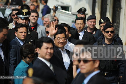 VENICE, 07.07.2009. THE PRESIDENT HU JINTAO OF PEOPLES REPUBLIC OF CHINA VISIT VENICE WITH HIS WIFE ©MARTABUSO/ ARICI/GRAZIANERI PRESIDENTE CINA POLITICA